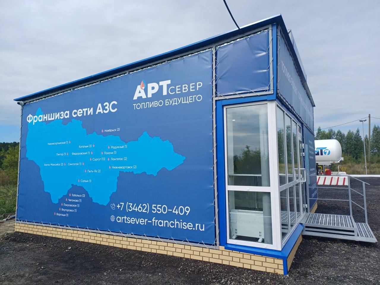 Карта сети на стене здания